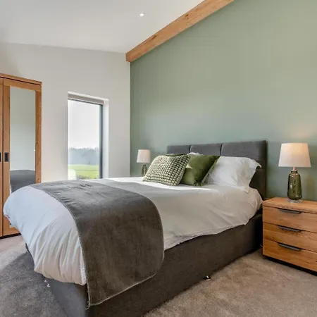 4 Bed In Crosby Oc-b31135 Holiday home