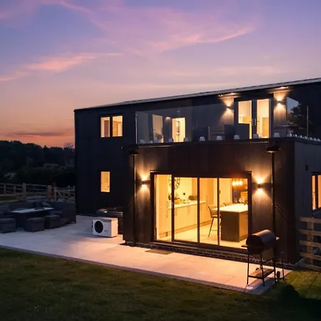 4 Bed In Crosby Oc-b31135