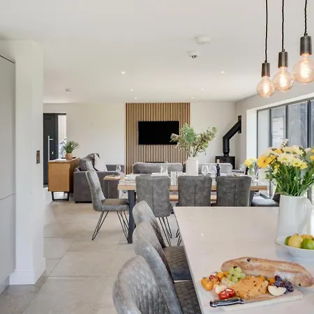 4 Bed In Crosby Oc-b31135 Holiday home *