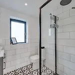 4 Bed In Crosby Oc-b31135