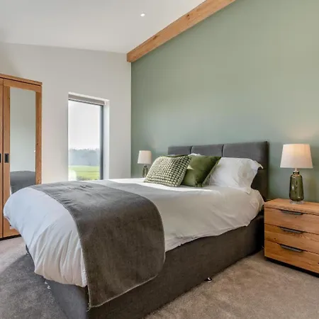 4 Bed In Crosby Oc-b31135