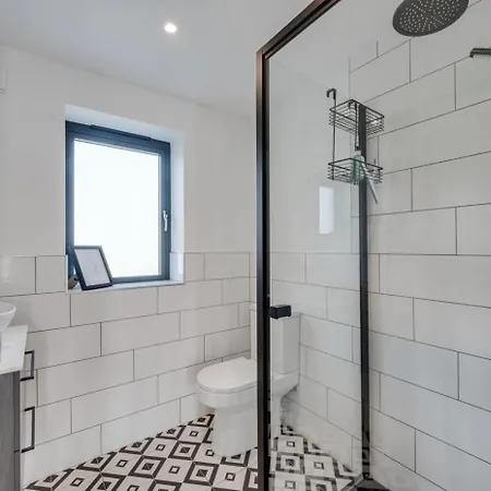 4 Bed In Crosby Oc-b31135